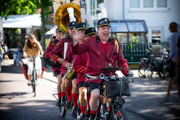 bergenlive-2025-zaterdagmiddag-straattheater-en-talent-on-stage-001