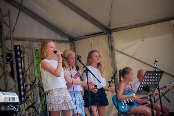 bergenlive-2025-zaterdagmiddag-straattheater-en-talent-on-stage-011