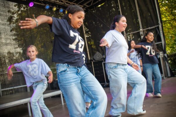 bergenlive-2025-zaterdagmiddag-straattheater-en-talent-on-stage-018